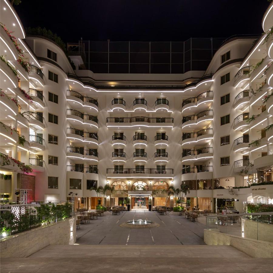 Steigenberger Nile Palace Luxor - Convention Center Exterior photo The hotel's courtyard