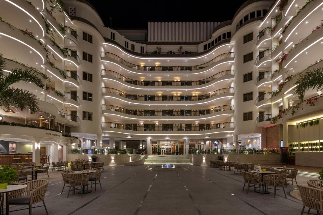 Steigenberger Nile Palace Luxor - Convention Center Exterior photo The hotel's courtyard